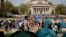 Studentski demonstranti se okupljaju unutar svog kampa na kampusu Univerziteta Kolumbija, 29. aprila 2024. u Njujorku.