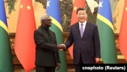 资料照：中国领导人习近平在北京人大会堂会见到访的所罗门群岛总理索加瓦雷。（2023年7月10日）