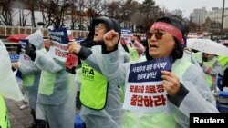 Doctors and medical workers take part in a protest against a plan to admit more students to medical school, in front of the Presidential Office in Seoul, South Korea, February 21, 2024. (REUTERS/Kim Soo-Hyeon)
