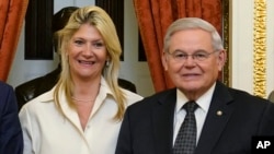Senatori Bob Menendez së bashku me bashkëshorten e tij, Nadine Menendez