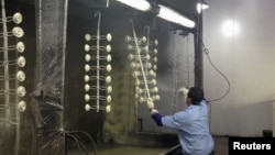 资料照：中国广东省惠州的一个灯厂的工人在作工。（2015年4月13日）