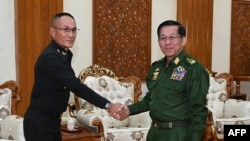 2023年12月27日，缅甸军政府领导人敏昂莱（右）大将在内比都与泰国皇家武装部队联合作战局局长贾卡蓬·詹彭（左）中将握手。（法新社照片）