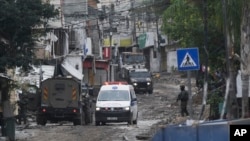 آمبولانس هلال احمر در حال رد شدن از کنار سربازان اسرائیلی در اردوگان آوارگان طولکرم در کرانه غربی