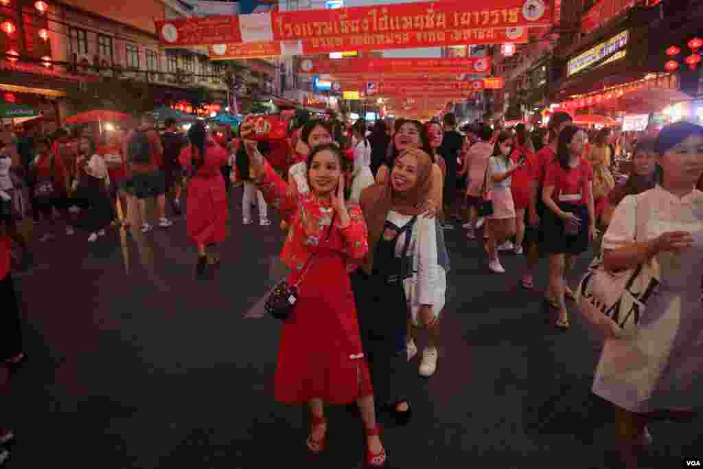 ထိုင်းနိုင်ငံဘန်ကောက်မြို့မှာ ကျင်းပနေတဲ့ တရုတ်ရိုးရာ နှစ်သစ်ကူး (ဓါတ်ပုံ - ထက်အောင်ခန့်)