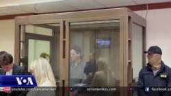 Rusi, gazetari amerikan i arrestuar për spiunazh mbetët në paraburgim 