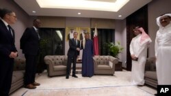 Sekretari Blinken duke u takuar me kryeministrin dhe ministrin e jashtëm të Katarit, Mohammed Bin Abdulrahman Al Thani (Doha, 6 shkurt 2024)