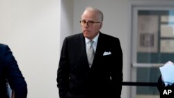 ທ່ານເຈມສ໌ ໄບເດັນ, ນ້ອງຊາຍຂອງປະທານາທິບໍດີ ໂຈ ໄບເດັນ, ຍ່າງອອກມາຈາກການສໍາພາດສ່ວນບຸກຄົນ ກັບສະພາຕໍ່າພັກຣີພັບບຣິກັນ ໃນລະຫວ່າງເວລາພັກ, ຢູ່ທີ່ຕຶກຫ້ອງການ Thomas P. O'Neill House Office Building ຂອງຫໍລັດຖະສະພາໃນນະຄອນຫຼວງວໍຊິງຕັນ, ວັນທີ 21 ກຸມພາ 2024. 