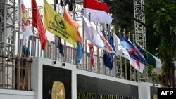 资料照片：印度尼西亚大选委员会雅加达办公室悬挂的印尼政党旗帜。(2023年11月13日）