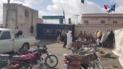 د افغانستان او پاکستان ترمنځ پر پاسپورت او ویزې د تګ راتګ د حکم پرضد په چمن کې ناستو اجتجاج کونکو دغلته د پاسپورت دفتر مخې ته پرلت پیل کړی
