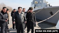 朝鲜官媒朝中社2024年2月2日发布照片显示，朝鲜领导人金正恩视察南浦造船厂的军舰建造工程。