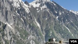 2023年6月21日，士兵守卫着连接克什米尔山谷和拉达克的道路。（美国之音比拉勒·侯赛因拍摄）