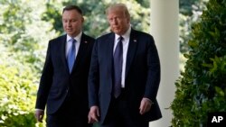 ፎቶ ፋይል፡- የቀድሞው የአሜሪካ ፕሬዚደንት ዶናልድ ትረምፕ ከፖላንዱ ፕሬዝደንት አንድሬ ዱዳ ጋር