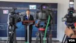 Секаде каде има судска одлука ние тоа ќе го осудиме. За Сребреница има одлука на Меѓународниот суд на правдата кој вели дека таму се случил геноцид. Нема разговор после тоа, рече шефот на македонската дипломатија