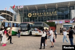 广州举行一年一度的广交会会场外。（2023年4月16日）