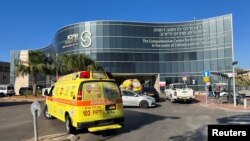 以色列总理内塔尼亚胡在舍巴医院接受检查时一辆救护车停在医院门口。（2023年7月15日）