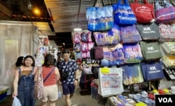 百年歷史的香港廟街夜市疫情後幾乎沒有外國遊客光顧。（美國之音/湯惠芸）