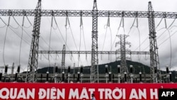 ເຈົ້າໜ້າທີ່ຮັກສາຄວາມປອດໄພ ຍ່າງຜ່ານ ສະຖານີໄຟຟ້າຍ່ອຍ ຢູ່ໂຮງງານໄຟຟ້າ ຊາວ ມາຍ ພະລັງງານແສງຕາເວັນ ໃນ ແຂວງ An Giang, ປະເທດຫວຽດນາມ, ວັນທີ 25 ກັນຍາ 2022.