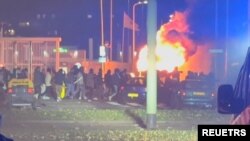 በተፈጠረው ግጭት በርካታ የፖሊስ መኪኖችና አንድ አውቶብስ በእሳት ጋይቷል፤ ሄግ፣ ኔዘርላንድስ እአአ የካቲት 17/2024 