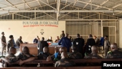 ፎቶ ፋይል፦ በምስራቅ ኮንጎ ዴሞክራቲክ ሪፐብሊክ የሚገኘው ወታደራዊ ፍርድቤት፣ ከኤም 23 ጋር በተካሄደ ውጊያ "ከጠላት ሸሽተዋል" ያላቸው 22 ወታደሮች በሰሜን ኪቩ አውራጃ በጎማ ችሎት በቀረቡበት ወቅት እአአ ግንቦት 3/2024