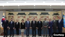 방한 중인 존 오소프(맨 왼쪽) 미 상원의원과 하원 외교위 대표단이 5일 윤석열(가운데) 한국 대통령과 회동에서 기념촬영하고 있다. 왼쪽 다섯번째가 마이클 매콜 하원 외교위원장, 왼쪽 네번째는 영 김 외교위 인도태평양 담당 소위원장. 오른쪽 다섯번째는 필립 골드버그 주한 미국 대사. (한국 대통령실 제공) 