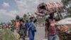 Des personnes sur une route près de Sake, fuient le territoire de Masisi suite aux affrontements entre rebelles du M23 et forces gouvernementales, le 7 février 2024. AFP / Aubin Mukoni