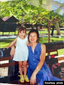 诺雅·阿加玛尼小时候跟母亲丽奥拉的合影 (阿加玛尼家族提供)