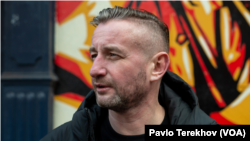 За словами Жадана, по той бік кордону він бачить лише існування тоталітарної кривавої Росії, яка намагається знищити Україну та вже знищила тисячі співвітчизників. "Розгледіти за цією кривавістю та жахом хороші голоси дуже важко", - додає він 