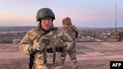 Mkuu wa kikundi cha wanamgambo wa Russia Wagner, Yevgeny Prigozhin akiwa kwenye paa la jengo la eneo lisilojulikana, tarehe 24 Juni 2023. Picha na @concordgroup_official / AFP 