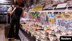 香港一家超市海鲜柜台摆放的日本进口海产品。(2023年7月12日)