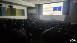 2024年4月10日，加州大学伯克利分校香港事务组织和旧金山华语离散社群擦星星事务所共同举办了《乌鲁木齐中路》的放映活动。（放映场景）