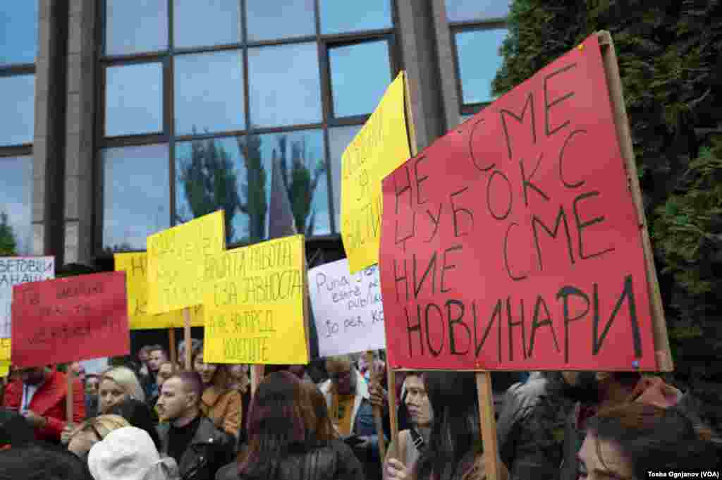 Залепени усти за право на говор: Протест на новинарите пред Основниот граѓански суд во Скопје