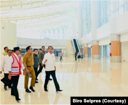 Presiden Jokowi meninjau Bandara Kertajati Di Majalengka, Jawa Barat, Selasa (11/7. (Foto: Courtesy/Biro Setpres)