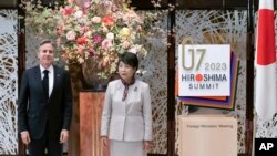 آنتونی بلینکن، وزیر امور خارجه ایالات متحده، در کنار یوکو کامیکاوا، همتای ژاپنی خود در توکیو