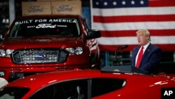 Foto Achiv: Prezidan Donald Trump pran la pawol nan faktori Ford la nan Ypsilanti, Michigan, 21 Me, 2020. 