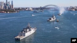 资料照：澳大利亚海军参加2023马拉巴尔军演的舰只驶过悉尼港。 (2023年8月11日)