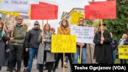 Протестот го организираа ЗНМ и Самостојниот синдикат на новинарите и медиумските работници, како реакција на судската одлука во случајот на Кочо Анѓушев и „Брако“ против ИРЛ