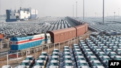 中国山东省烟台港口等待装船出口海外的汽车。（2024年1月2日）