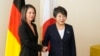 资料照：日本外相上川洋子（右）与德国外长贝尔博克在东京举行会谈。（2023年11月8日）