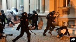 ບັນດາຜູ້ປະທ້ວງ ປະທະກັບເຈົ້າໜ້າທີ່ຕໍ່ຕ້ານການກໍ່ຈະລາຈົນ ໃນນະຄອນຫຼວງແບລເກຣດ, ເຊີເບຍ, ວັນທີ 24 ທັນວາ 2023.