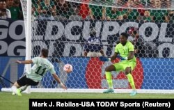 Jwe Meksiken Santiago Gimenez make yon gol kont Ayiti nan dezyem mitan match Gold Cup CONCACAF la nan stad State Farm la nan eta Arizona, 29 Jyen 2023.