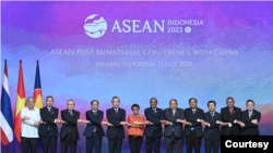 印度尼西亚外长蕾特诺·马尔苏迪（女)与王毅（左5）和其他东盟国家外长2023年在雅加达会晤。