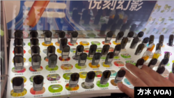 纽约一位经营电子烟的业者指着中国大陆生产的电子烟产品。（方冰拍摄）