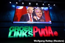 Politisi sayap kanan Belanda dan pemimpin Partai PVV Geert Wilders muncul di layar yang menampilkan hasil awal dipemilihan parlemen di Amsterdam, Belanda, 22 November 2023. (Foto: REUTERS/Wolfgang Rattay)