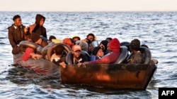 ፎቶ ፋይል፦ የአፍሪካ ፍልሰተኞች የሜዲትሬንያን ባህር አቋርጠው ወደ አውሮፖ በጀልባ ተጭነው ሲጓዙ