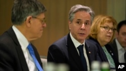 ፋይል፡ የዩናይትድ ስቴትስ የውጭ ጉዳይ ሚኒስትር አንተኒ ብሊንከን ከቀድሞ የእስራኤል መከላከያ ኃይሎች አዛዥ ጋዲ ኢሴንኮት እና የቀድሞ የእስራኤል መከላከያ ሚኒስትር ቤኒ ጋንቴዝ ጋር ቴላቪቭ ላይ ሲነጋገሩ። 