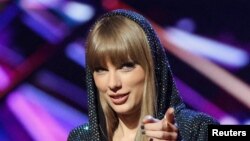 টেইলর সুইফট লস অ্যাঞ্জেলস-এ এক অনুষ্ঠানে আইহার্টরেডিও ইনোভেটর পুরষ্কার নিচ্ছেন। ২৭ মার্চ ২০২৩। 