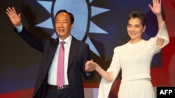 资料照：郭台铭（左）在台北的记者会上宣布与资深演员赖佩霞搭档角逐2024台湾总统宝座。（2023年9月14日）