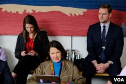 英国工党的影子亚太事务国务大臣韦斯特(中)3月27日出席香港高峰会议并会见与会者