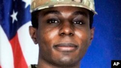 ແຟ້ມພາບ - ຮູບພາບຂອງທະຫານອາເມຣິກາ ທຣາວິສ ຄິງ ຮູບນີ້ໄດ້ຖືກສະແດງໄວ້ທີ່ບ້ານຂອງ ຄາຣ໌ລ ເກຕສ໌ ເຊິ່ງເປັນປູຂອງລາວ,​ ວັນທີ 19 ກໍລະກົດ 2023, ໃນເມືອງ ເຄໂນຊາ, ລັດ ວິສຄ້ນຊິນ