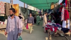 د ژمي موسم راتلو سره سم د کراچۍ په بازارونو کې د استمعال شوو ګرمو جامو اخستلو دپاره د خلکو ګڼه ګوڼه زیاته شوې
